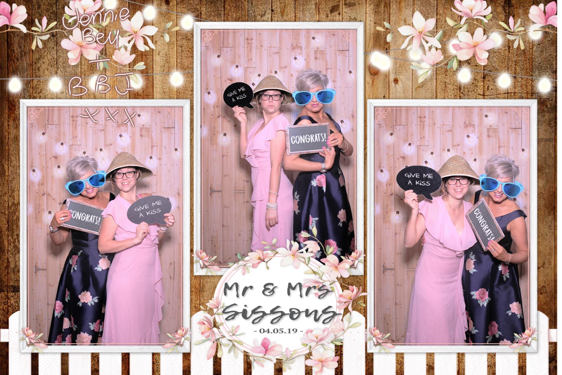 Mr and Mrs Sissons | View more photos from the event at gallery.blissbooth.co.uk/u/BlissBooth/Mr-and-Mrs-Sissons